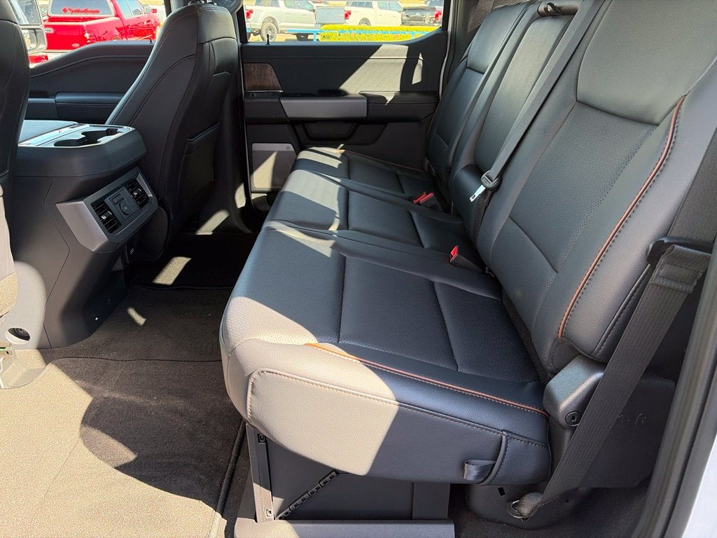 2027 Ford Super Duty F-350SD Lariat DRW