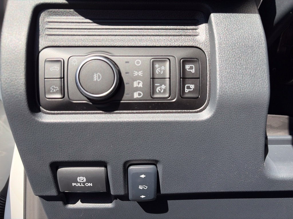 2027 Ford Super Duty F-350SD Lariat DRW