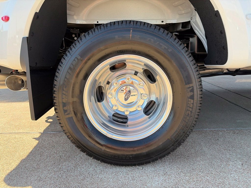 2027 Ford Super Duty F-350SD Lariat DRW